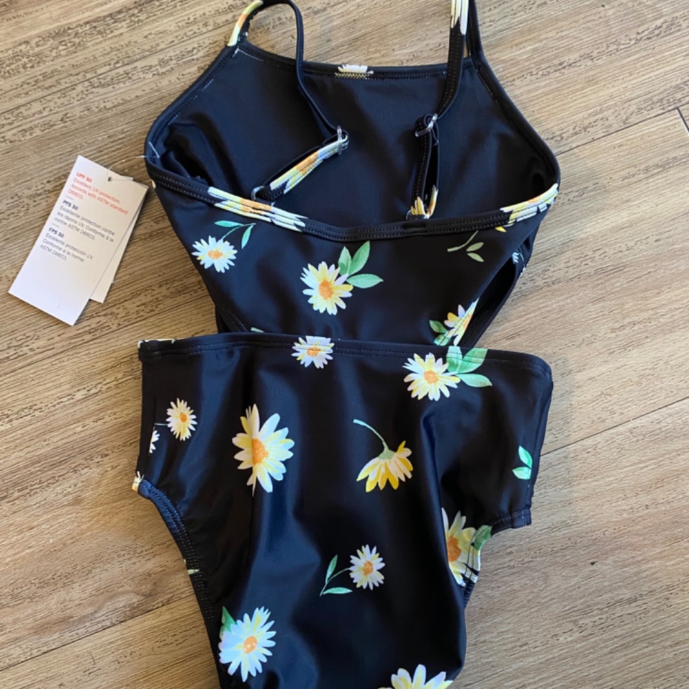 Bathing suit size 5T - Picture 2 of 2